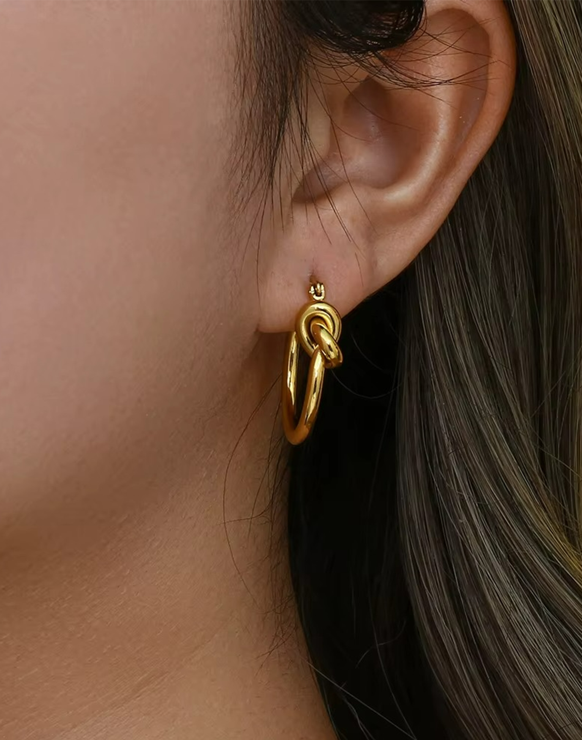 Arete Adara de Aro Retorcido Para Mujer Bañado en Oro