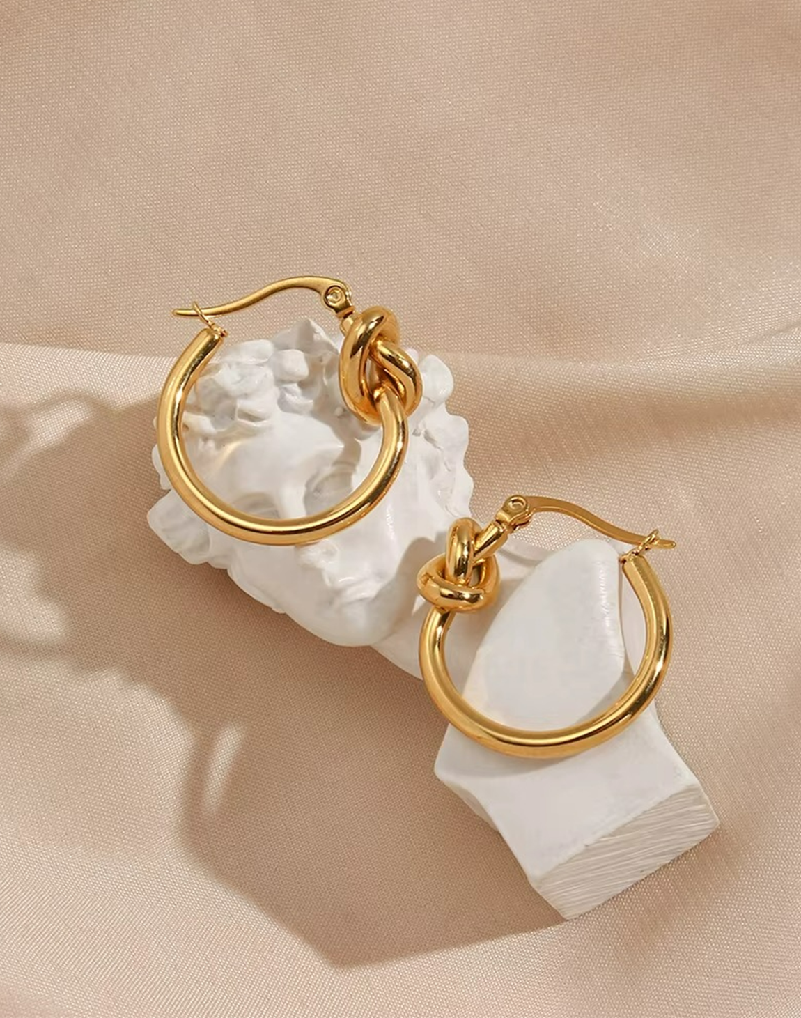 Arete Adara de Aro Retorcido Para Mujer Bañado en Oro